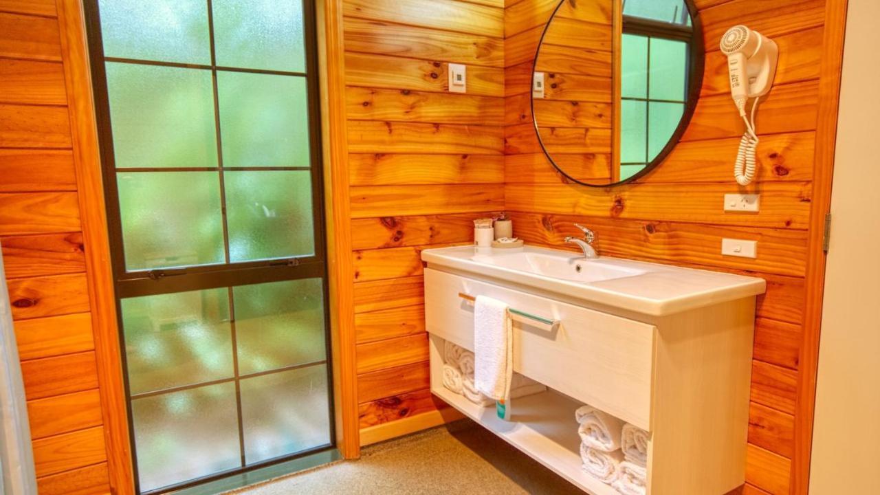 Paparoa Beach Hideaway With Hot Tub Barrytown Eksteriør bilde