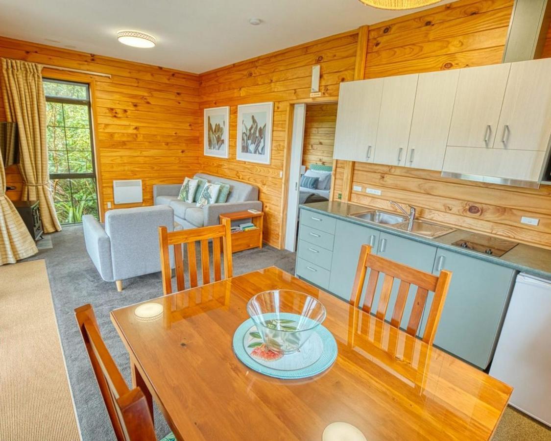 Paparoa Beach Hideaway With Hot Tub Barrytown Eksteriør bilde