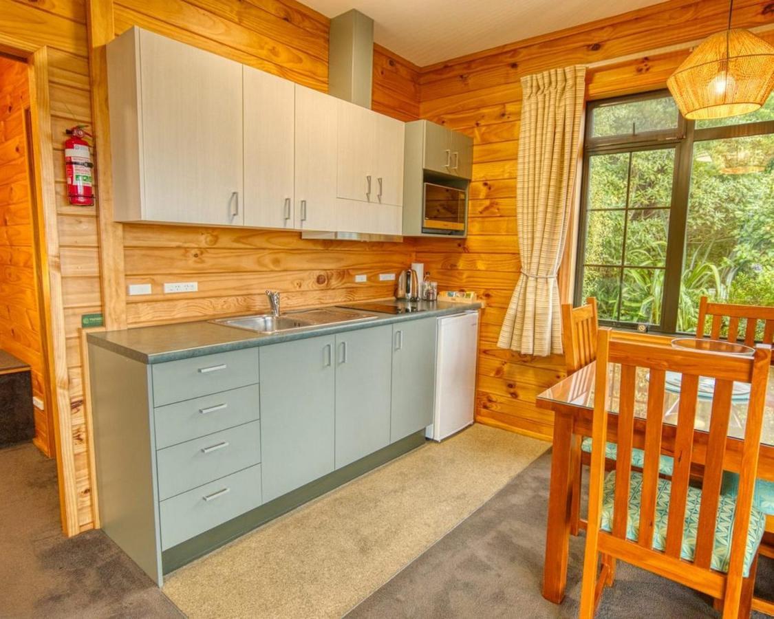 Paparoa Beach Hideaway With Hot Tub Barrytown Eksteriør bilde